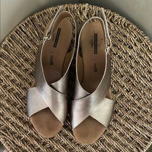 Clark’s Collection B Gold and Tan Sandals with Cross-Strap Design